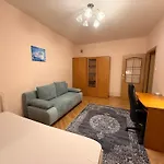 Cozy Apartmant Next To Metro Varsó