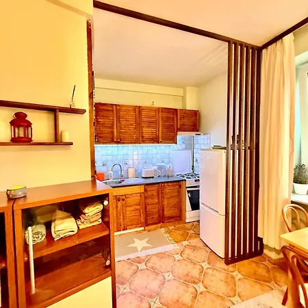 Cozy Apartmant Next To Metro وارسو